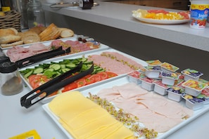 A buffet with various food items including meats, cheeses, and fruits. - B&B Molo Sopot (Sopot)