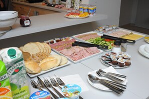 Frokostbuffé hver dag (mot et tillegg)