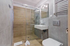 Studio (6 people) | Kamar mandi | Shower, pengering rambut,  dan handuk