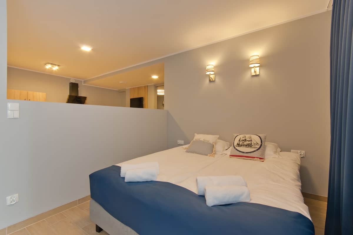 Ropa de cama de alta calidad, escritorio y sistema de insonorización