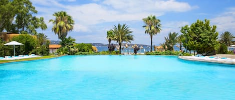 Una piscina al aire libre de temporada