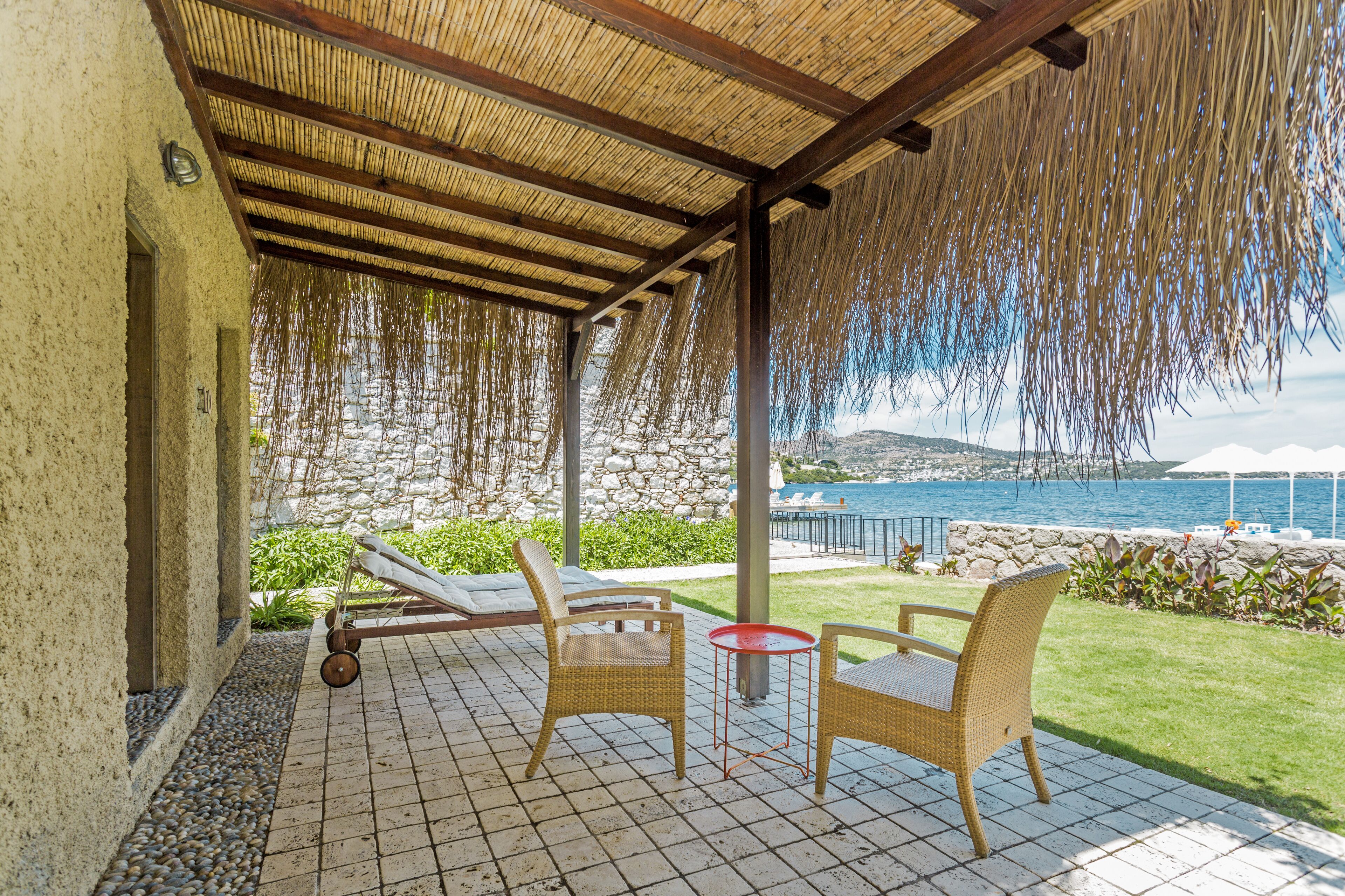 Seaside Suite with Garden | Minibar, in-room safe, desk, laptop workspace