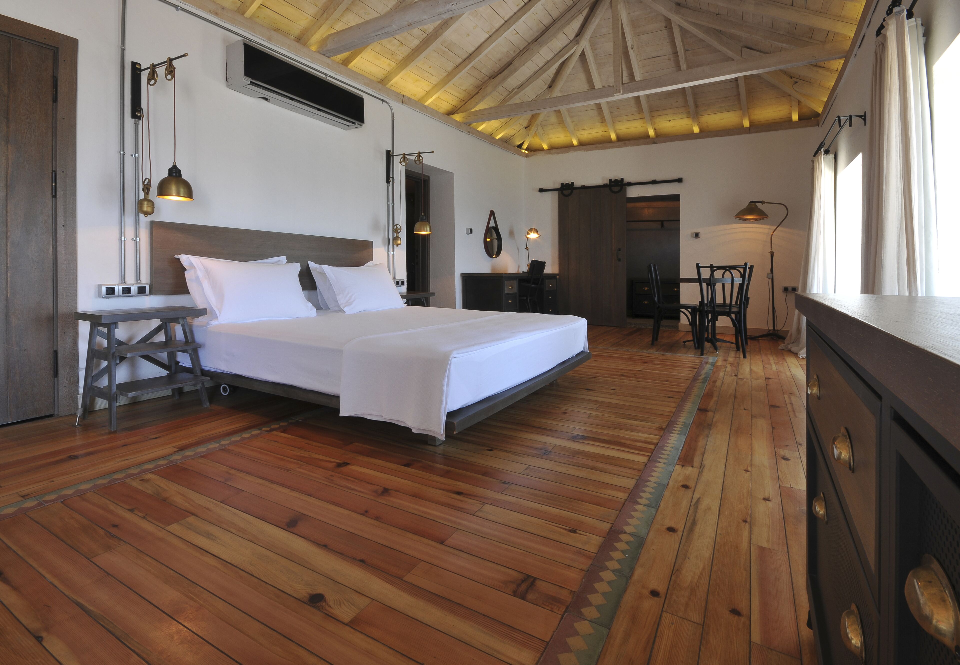 Seaside Suite Stone Large | Minibar, in-room safe, desk, laptop workspace