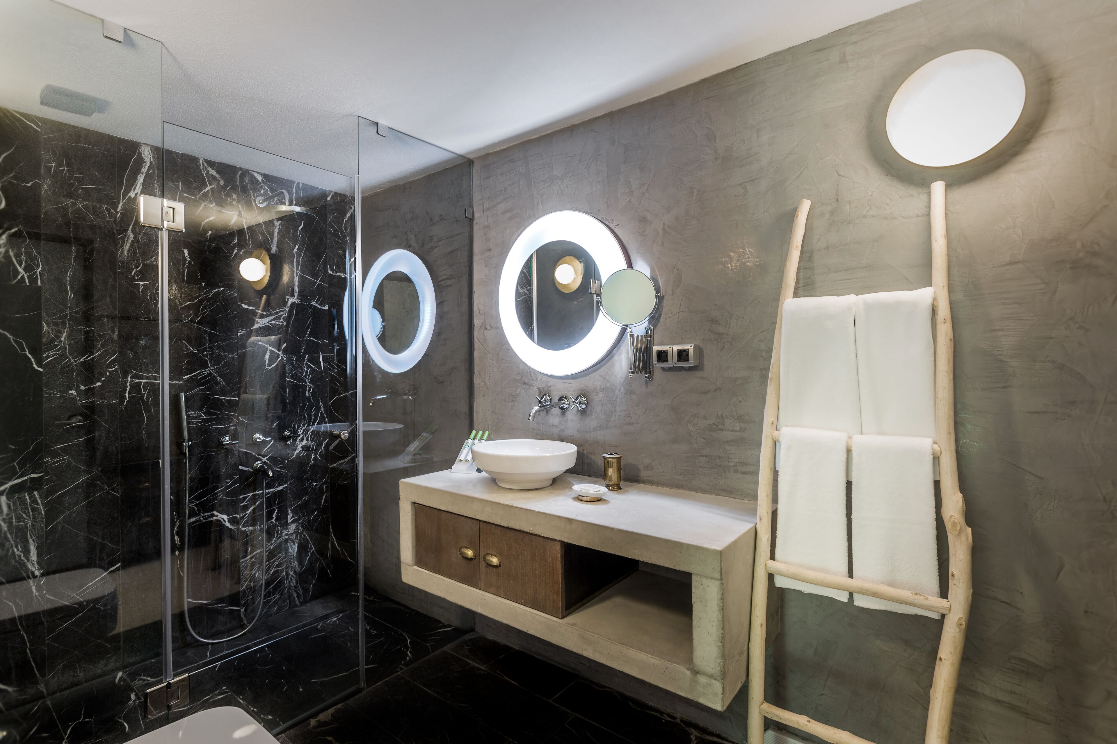 shower, rainfall showerhead, free toiletries, hair dryer