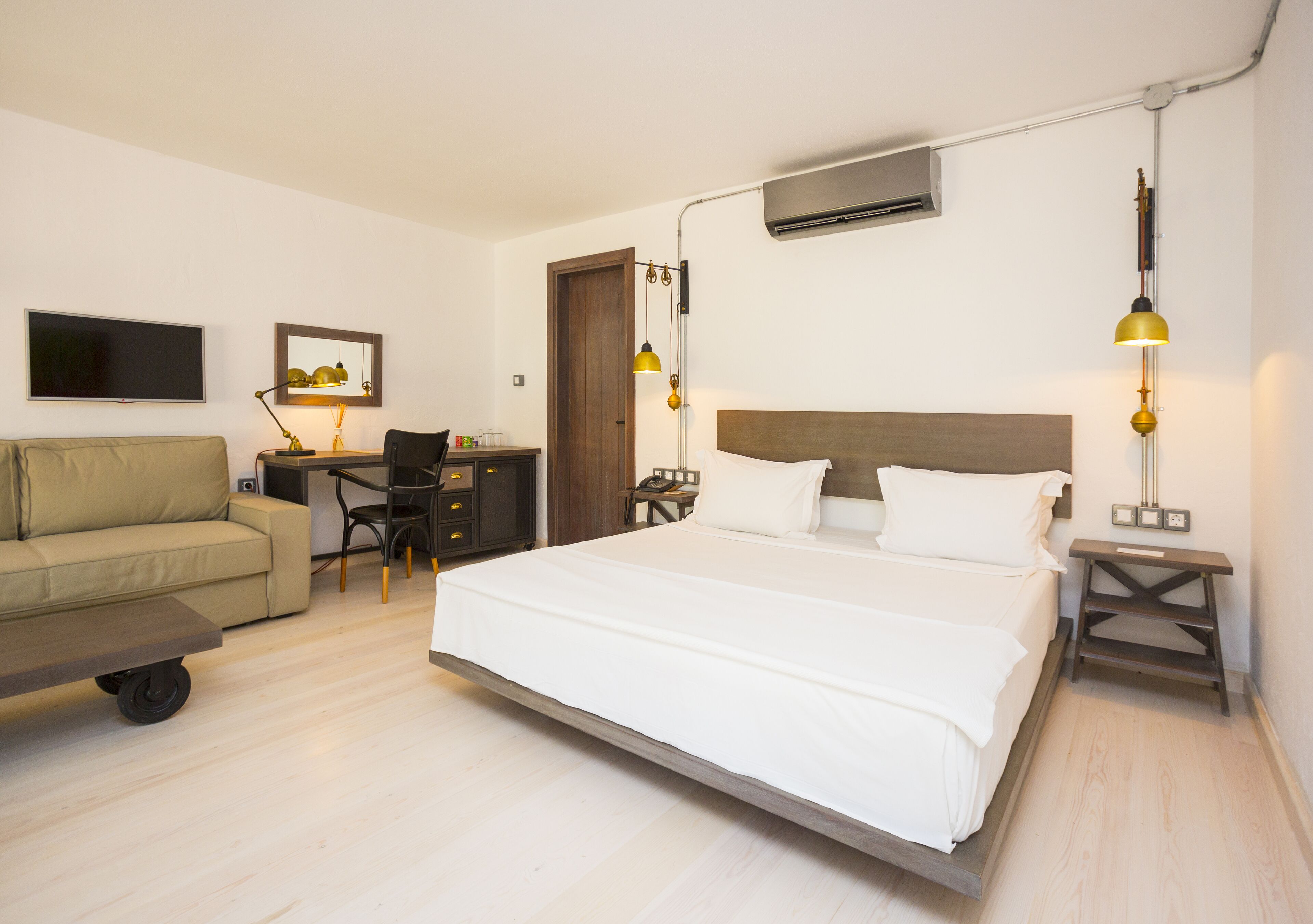 Terrace Suite | Minibar, in-room safe, desk, laptop workspace