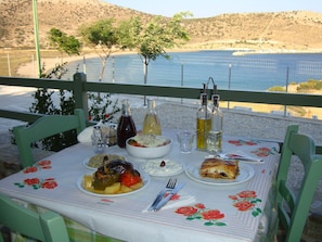 Breakfast, lunch, dinner served; Greek cuisine