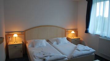 Minibar, in-room safe, blackout drapes, WiFi (free)