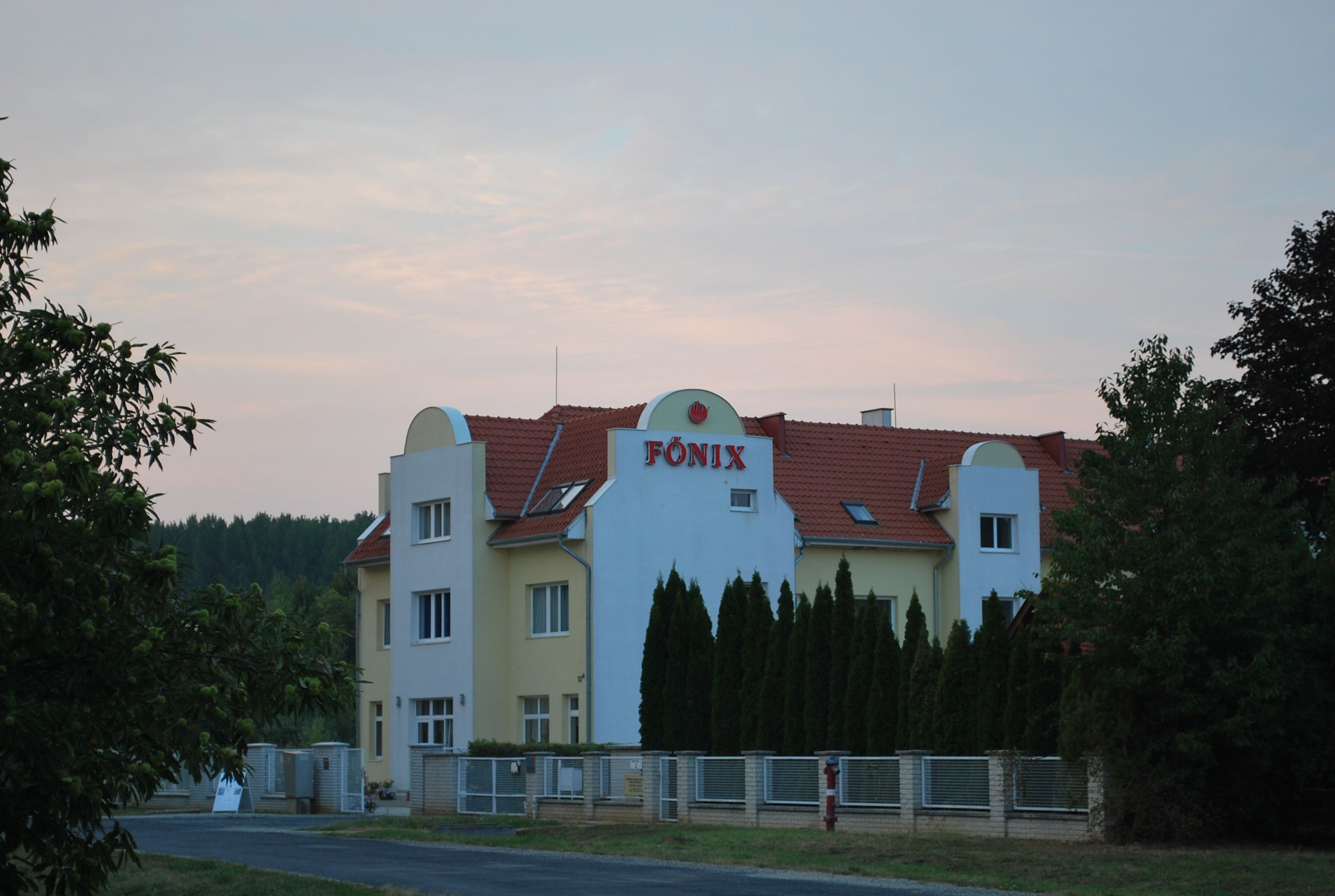 A building with a sign reading "FONIX" and a red-tiled roof.