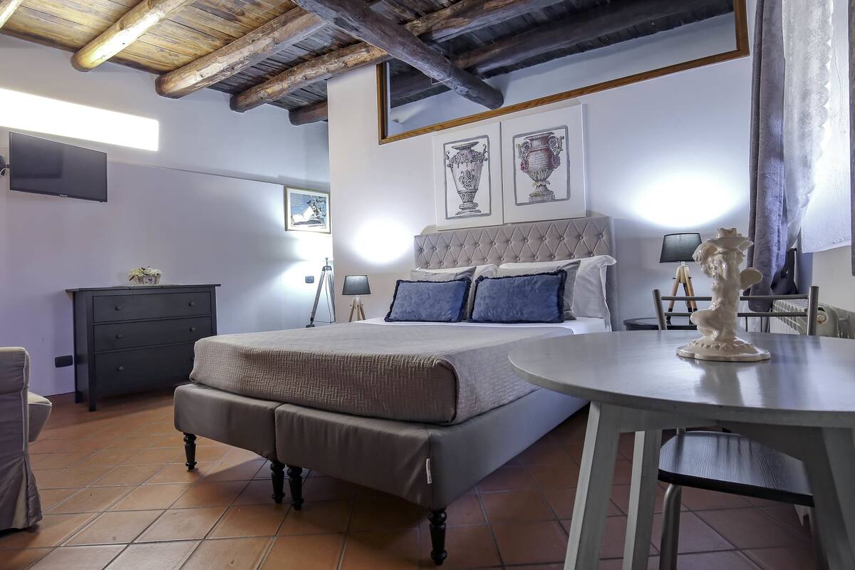 Quarto casal luxo, vista para a cidade | Roupas de cama premium, camas Tempur-Pedic, escrivaninha