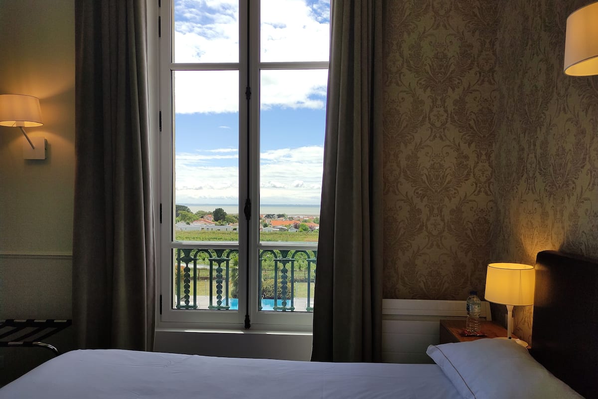 Comfort Double Room, Sea View | Meja, Wi-fi percuma, cadar katil