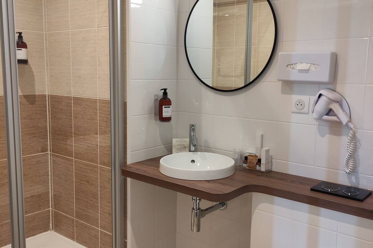 comfort double room, sea view | bathroom | free toiletries, hair dryer, towels