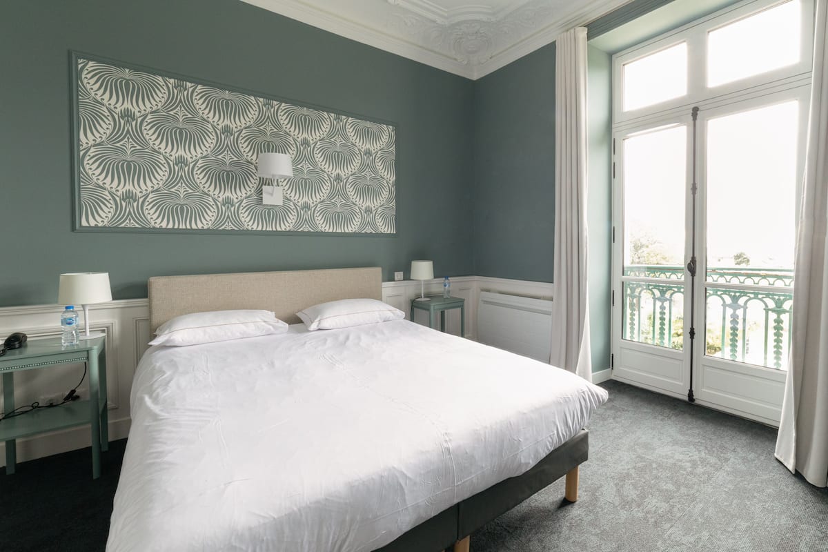 Premium Double Room, Sea View | Meja, Wi-fi percuma, cadar katil