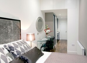 Classic-Studio, 1 King-Bett, Stadtblick | Wohnbereich | Flachbildfernseher