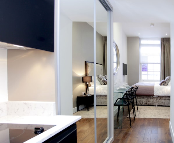 Classic Studio, 1 King Bed, City View | Living area