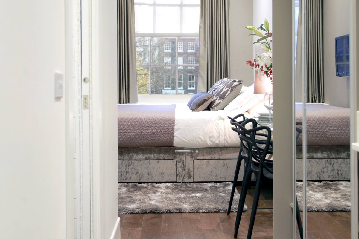 Classic Studio, 1 King Bed, City View | Living area | Flat-screen TV