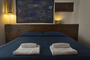 Down comforters, memory foam beds, soundproofing, free WiFi - Dimora dei Giganti (Naples)