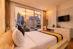 Deluxe Double Room | Soundproofing, free WiFi, bed sheets - Golden Star Hotel (Ho Chi Minh City)
