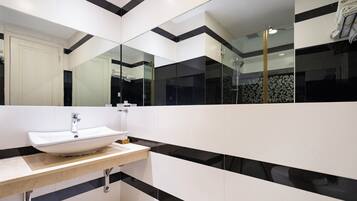 Habitación doble estándar | Baño | Regadera, amenidades de baño gratuitas, secadora de cabello, pantuflas
