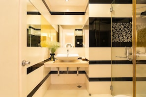 Standard Double Room | Bathroom | Shower, free toiletries, hair dryer, slippers - Golden Star Hotel (Ho Chi Minh City)