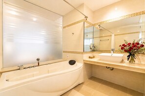 Familienzimmer | Badezimmer | Dusche, kostenlose Toilettenartikel, Haartrockner, Hausschuhe