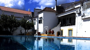 Outdoor pool, sun loungers - Casa do Escritor (Évora)