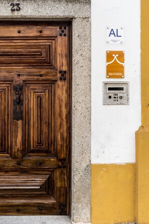 Property entrance - Casa do Escritor (Évora)