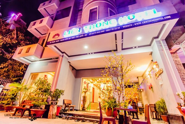Front of property - evening/night - Lien Thong Hotel (Phu Quoc)