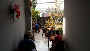 Tägliches Frühstücksbuffet gegen Gebühr