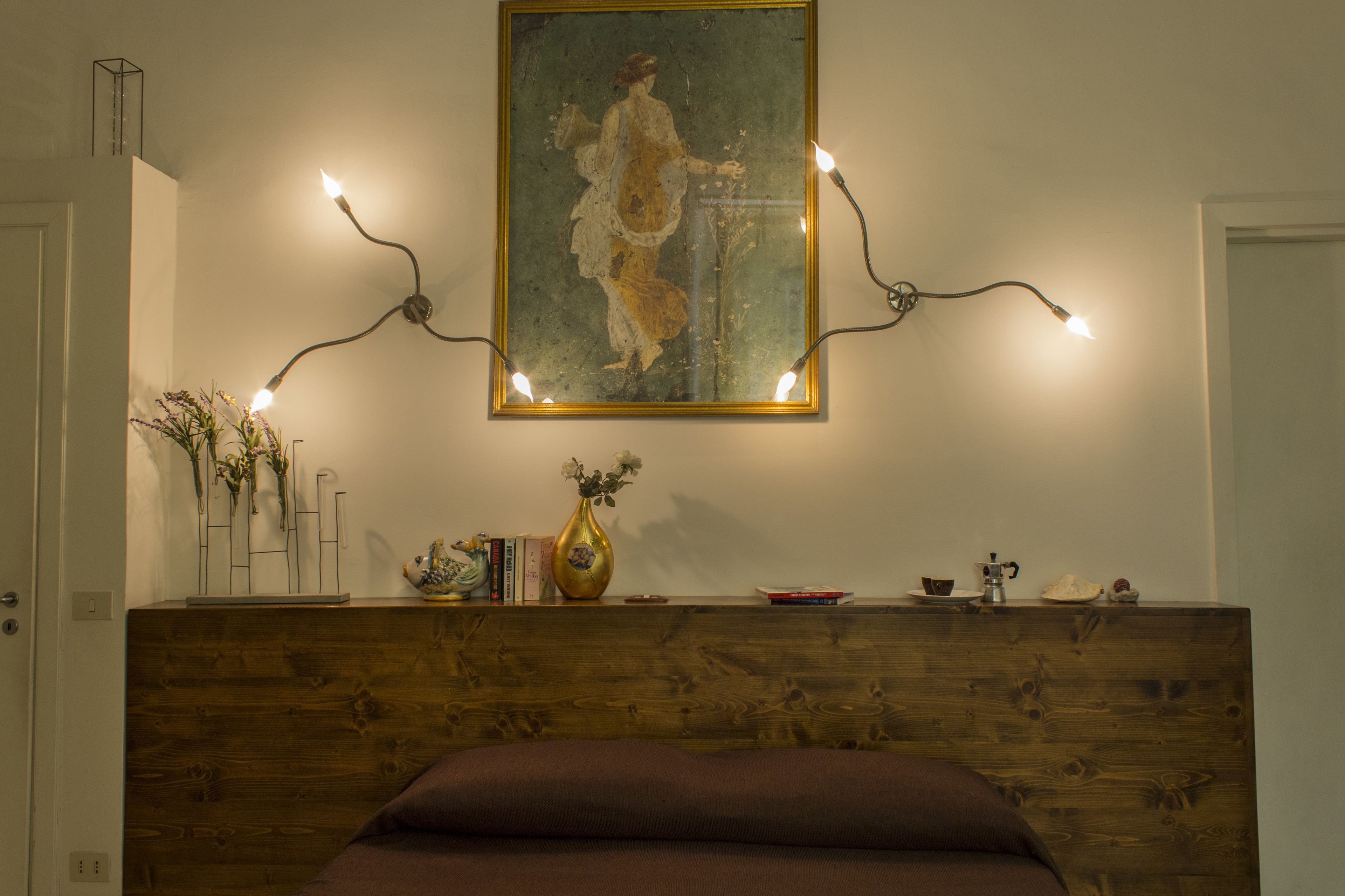 Copriletto in piuma, materassi in memory foam, una scrivania