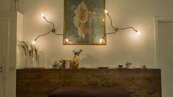 Copriletto in piuma, materassi in memory foam, una scrivania