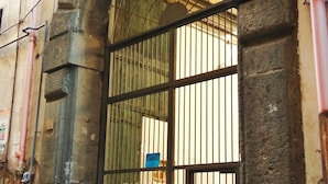 A stone archway leading to a metal gate with a sign indicating no parking. - Diletto a Napoli B&B (Naples)