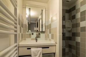 Een douche, gratis toiletartikelen, handdoeken