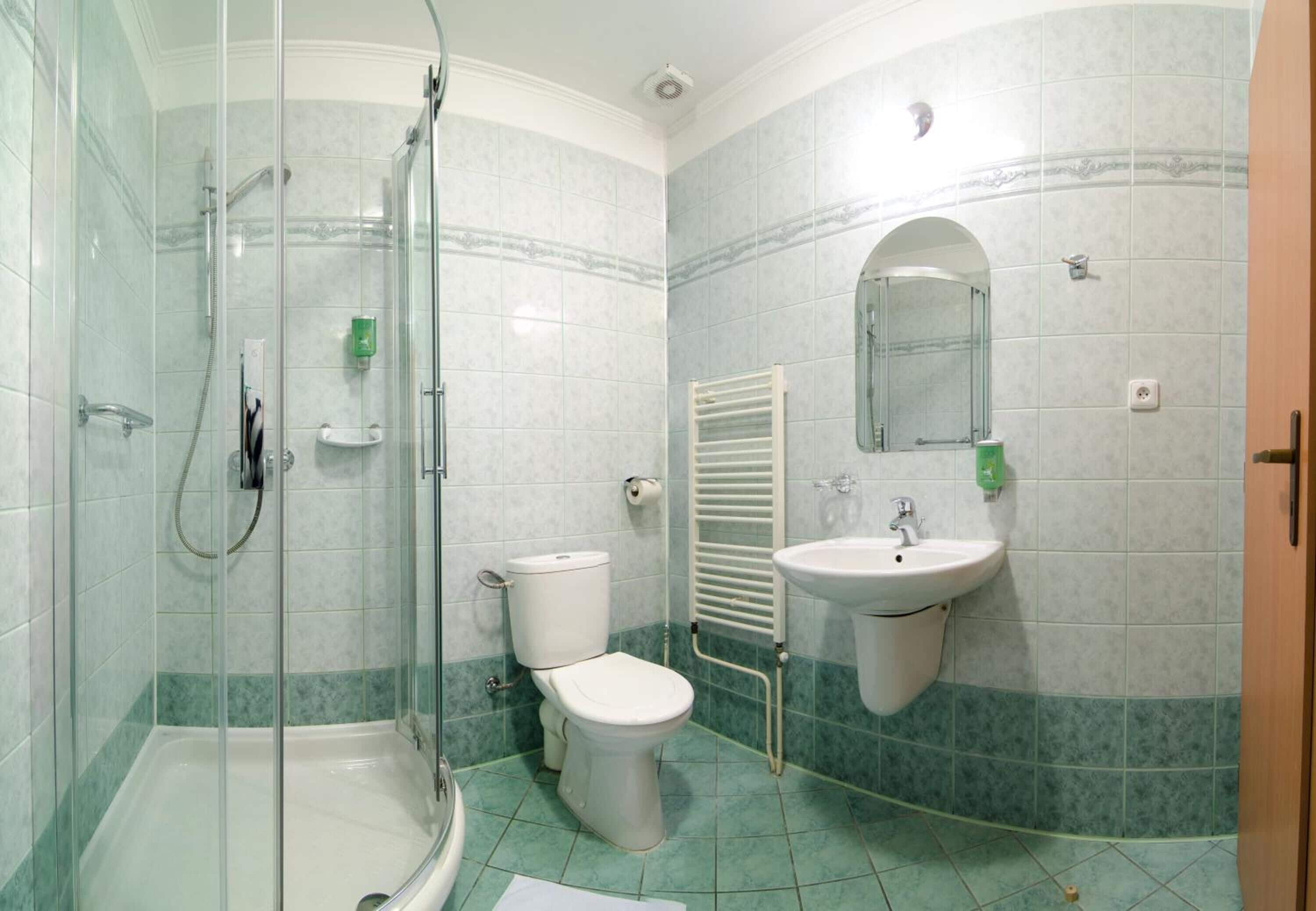 shower, free toiletries, towels