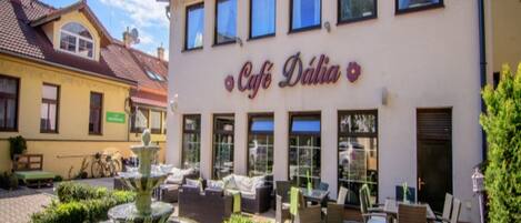 Un café appelé Café Dália, doté d’une terrasse et d’une fontaine.