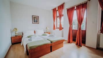 Twin Room | Minibar, desk, blackout drapes, free cribs/infant beds