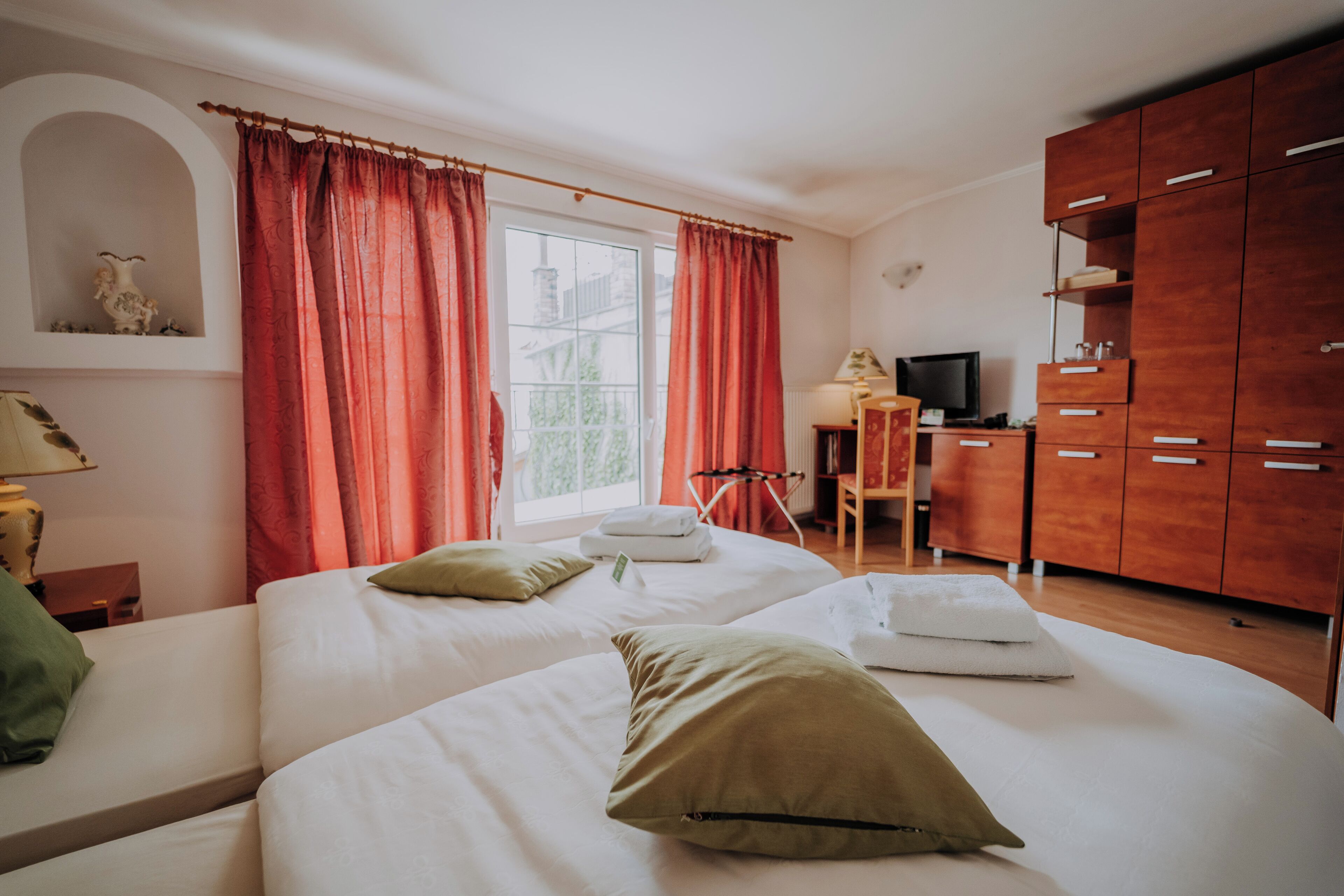 Minibar, escritorio, cortinas blackout y cunas gratuitas 