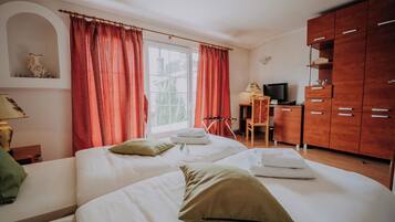 Minibar, escritorio, cortinas blackout y cunas gratuitas