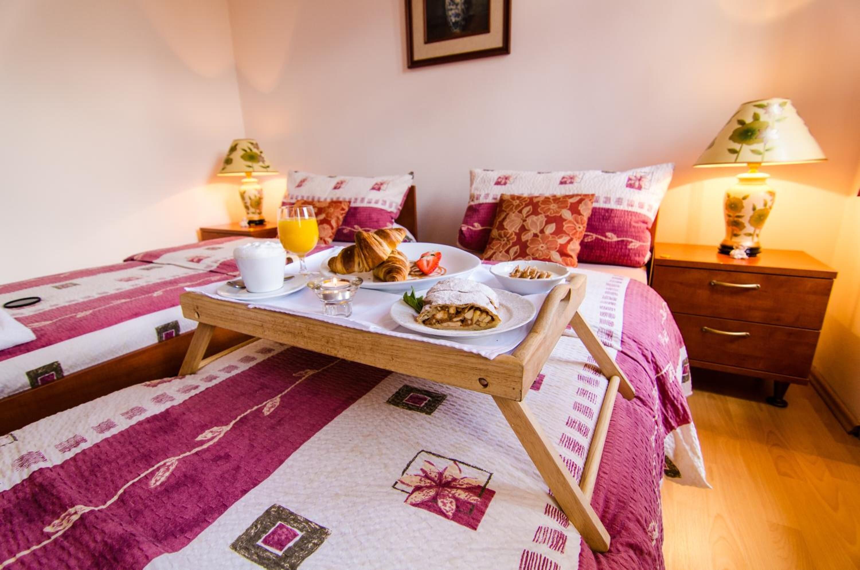 Frigobar, escrivaninha, cortinas blackout, berços grátis