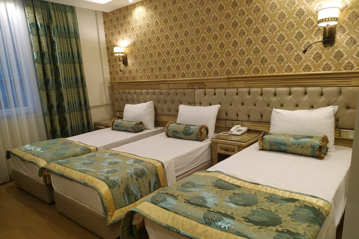 Comfort Triple Room, 3 Twin Beds | Minibar, in-room safe, individually decorated, individually furnished