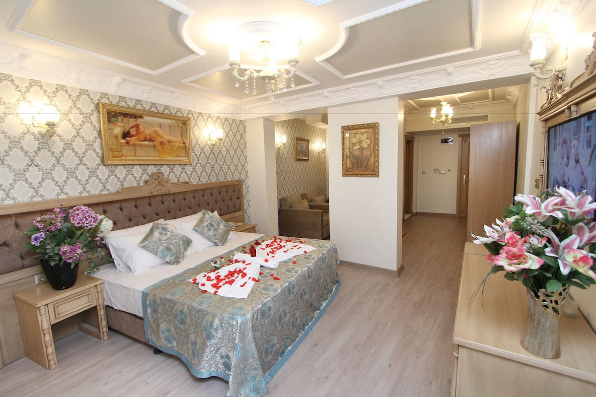 Family Room | Minibar, in-room safe, individually decorated, individually furnished