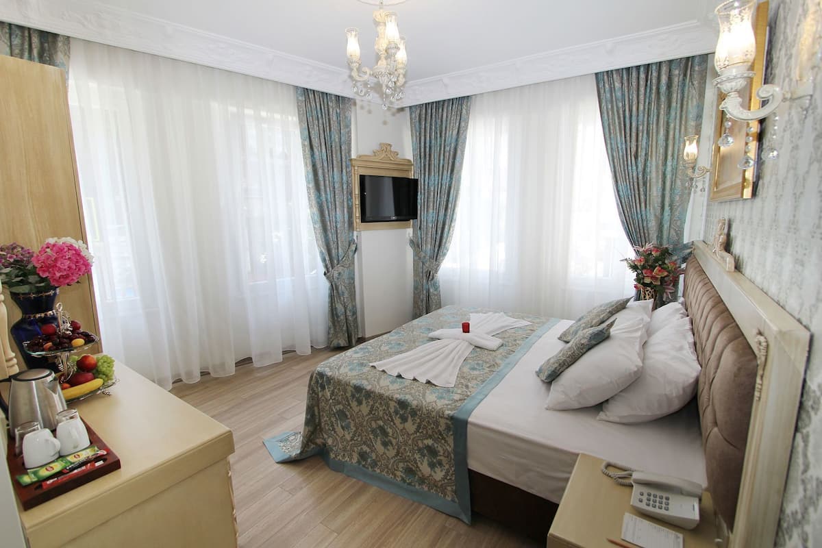 Minibar, in-room safe, individually decorated, individually furnished