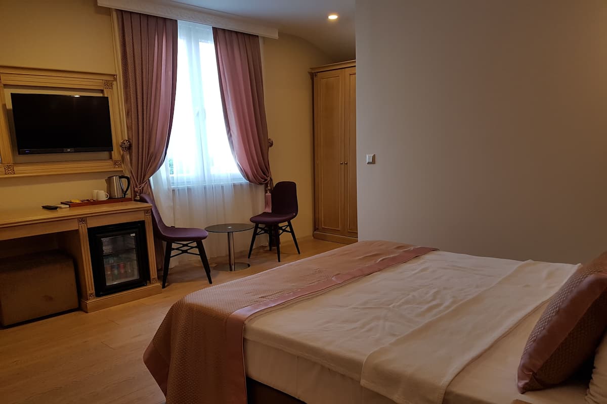 Basic Room, 1 King Bed, Sea View, Beachfront | Minibar, in-room safe, individually decorated, individually furnished