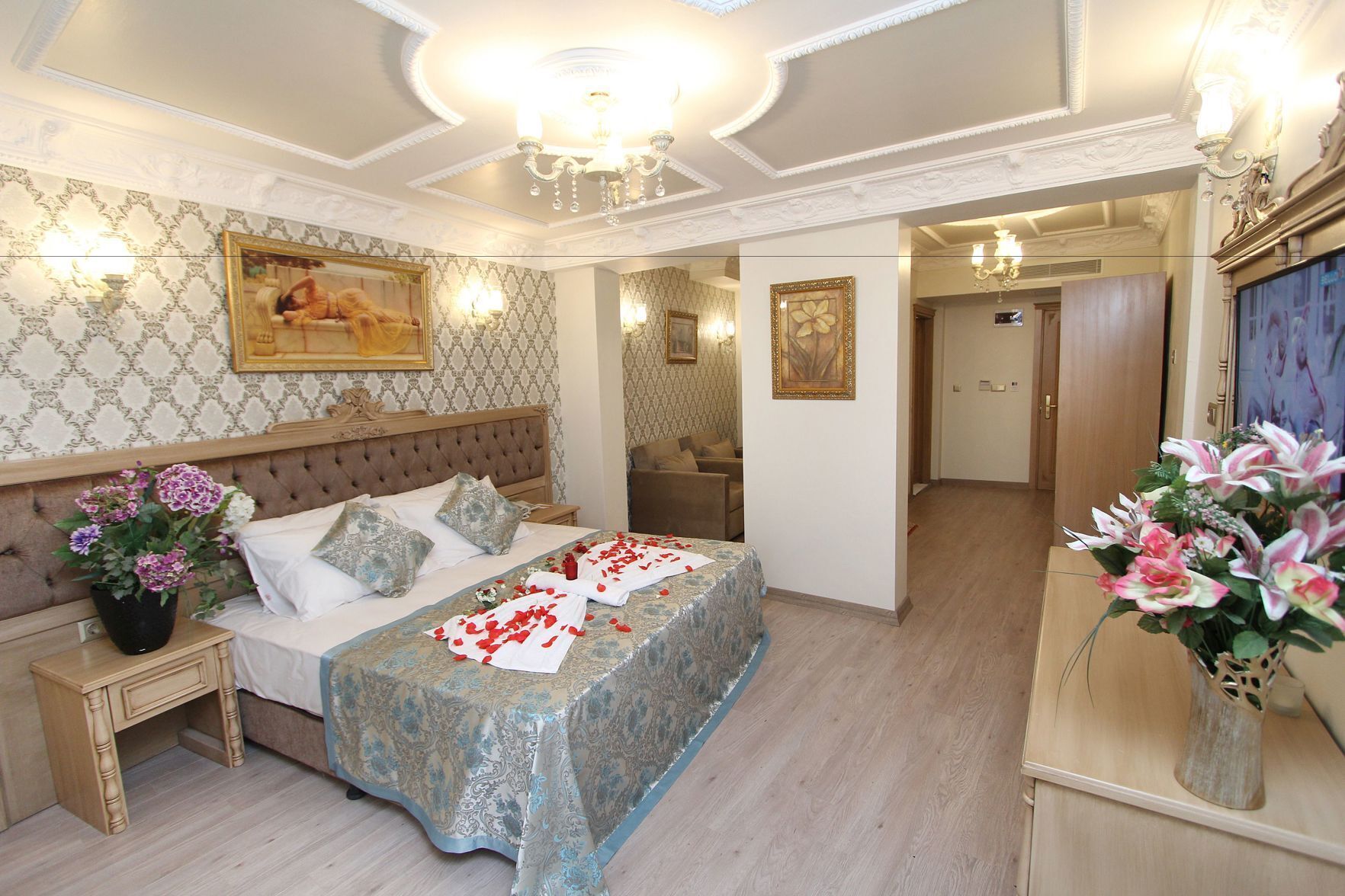 Minibar, in-room safe, individually decorated, individually furnished