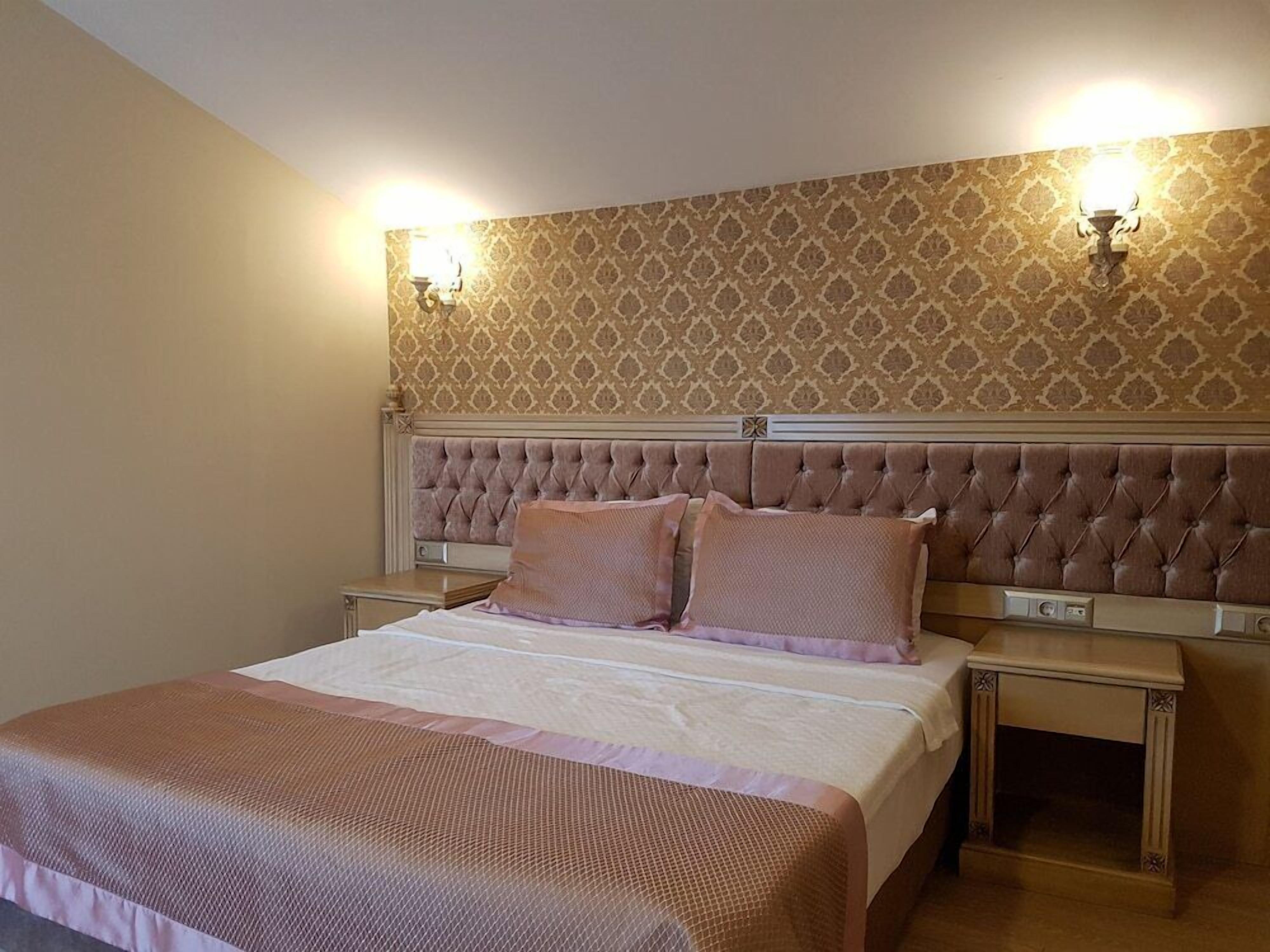 Minibar, in-room safe, individually decorated, individually furnished