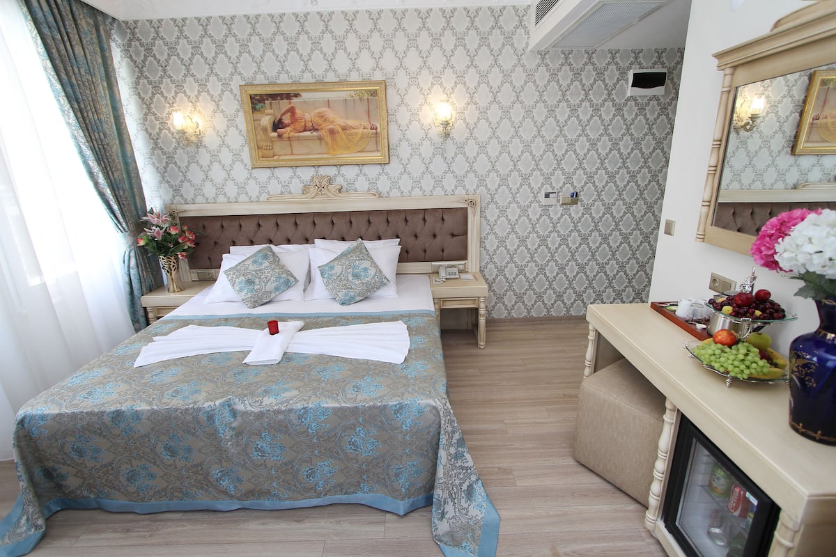 Standard Double or Twin Room | Minibar, in-room safe, individually decorated, individually furnished