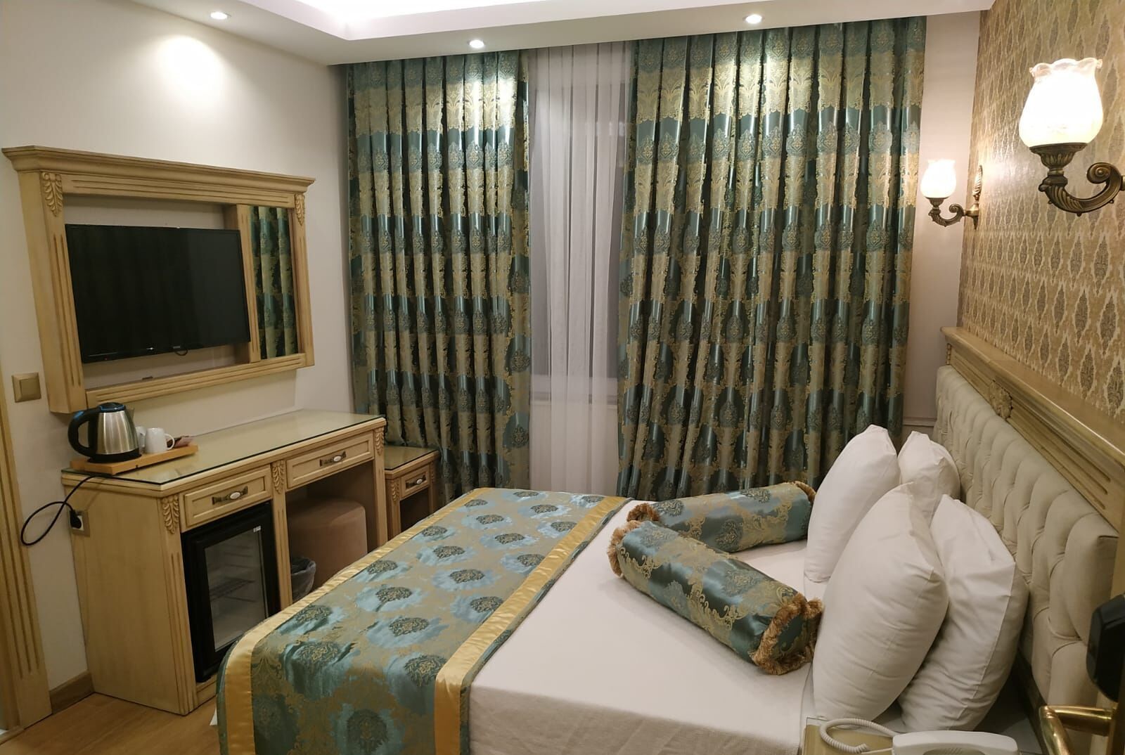 Minibar, in-room safe, individually decorated, individually furnished