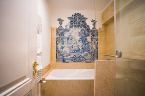Familie suite | Badkamer | Een haardroger, badjassen