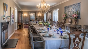A dining room with a long table set for a meal, surrounded by chairs. - Quinta de São Tadeu (Sintra)