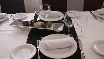 Serveert ontbijt, lunch en diner