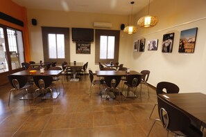 Serves breakfast, lunch, and dinner